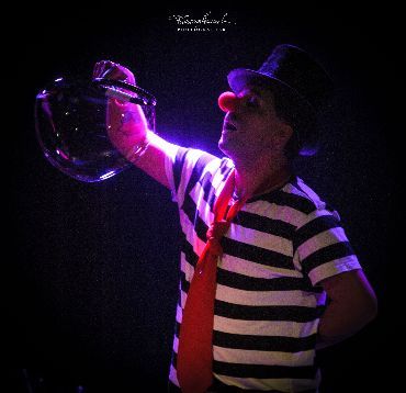 RIVOLUZIONE RIDICOLA storia di un artista di strada